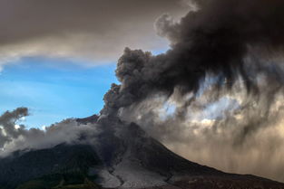 印尼喀拉喀托火山喷发 火山灰柱达1000米